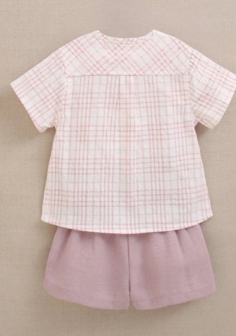 CONJUNTO DE BEBÉ CON CAMISA CON CUELLO REDONDO Y SHORT MALVA