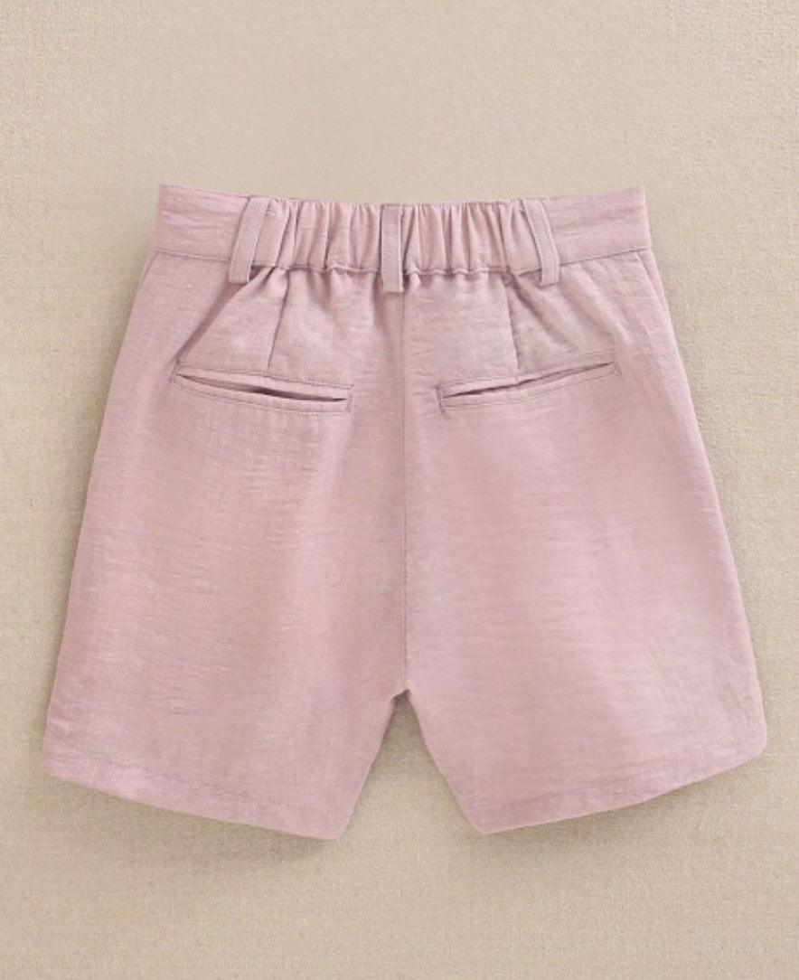 BERMUDA DE NIÑO MALVA CON BOLSILLOS LATERALES