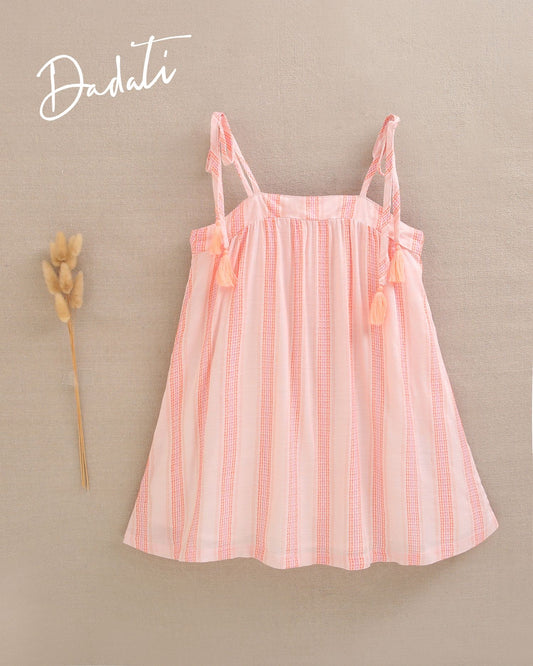 VESTIDO DE NIÑA DE TIRANTES DE RAYAS CON DETALLE DE BORLA NARANJA