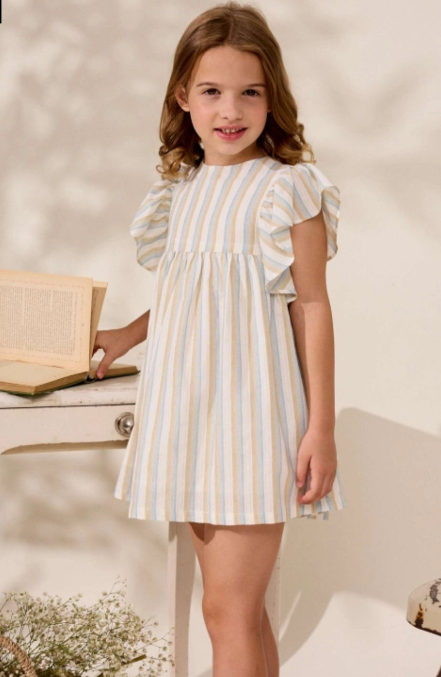 VESTIDO DE NIÑA DE RAYAS MOSTAZA Y AZUL CON VOLANTES EN MANGA
