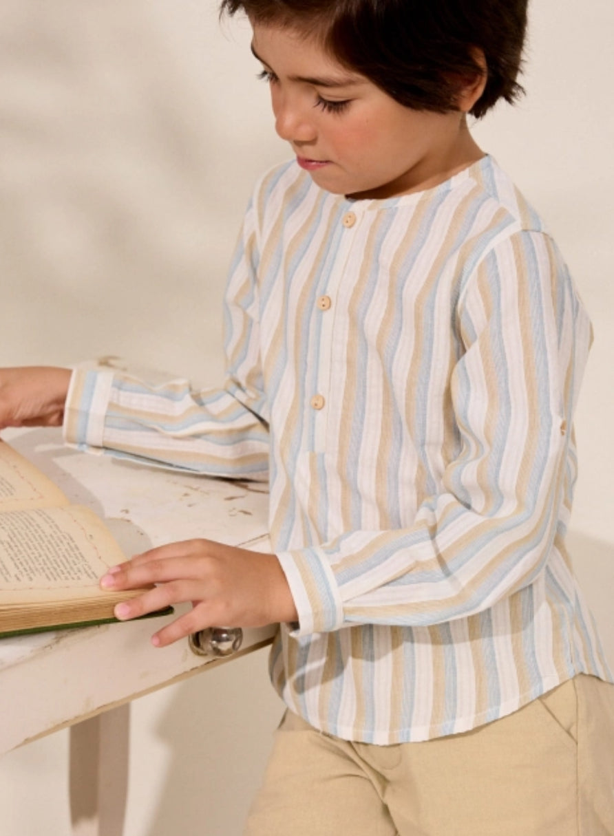 CAMISA DE NIÑO DE RAYAS BEIGE Y AZUL Y CUELLO REDONDO