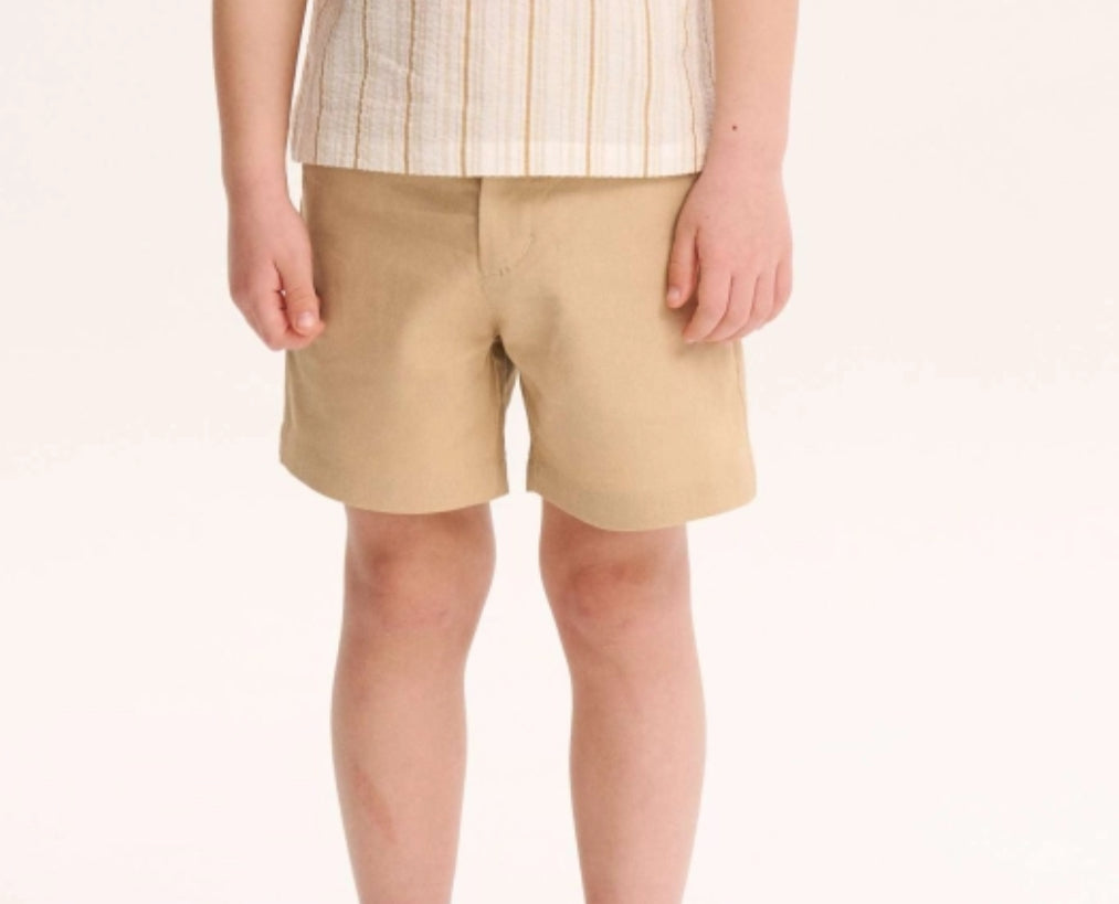 BERMUDA DE NIÑO BEIGE CON BOTÓN Y BOLSILLOS LATERALES