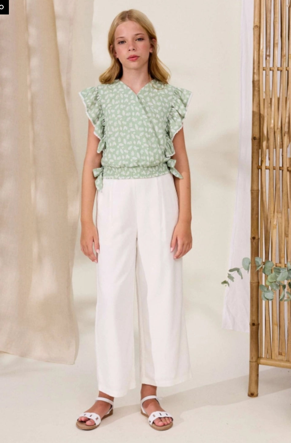 BLUSA DE NIÑA VERDE CON ESTAMPADO DE HOJAS Y VOLANTES LATERALES