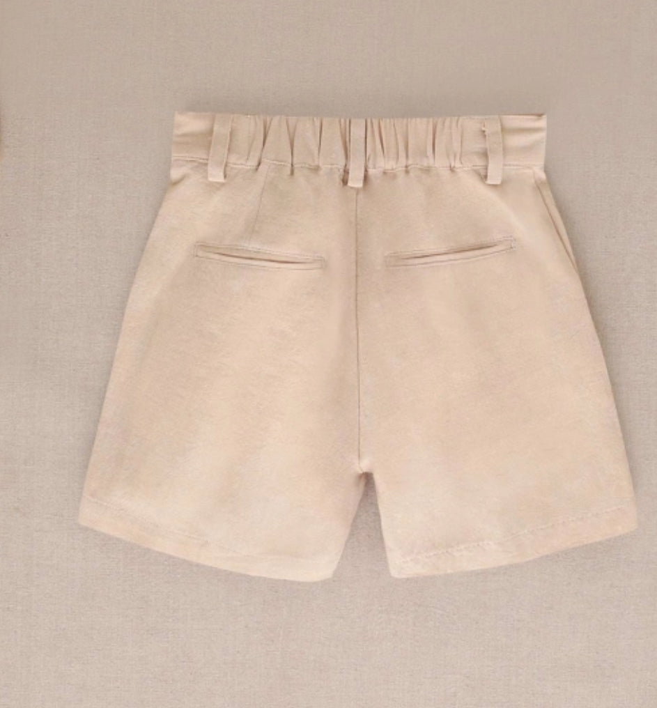 BERMUDA DE NIÑO BEIGE CON BOTÓN Y BOLSILLOS LATERALES