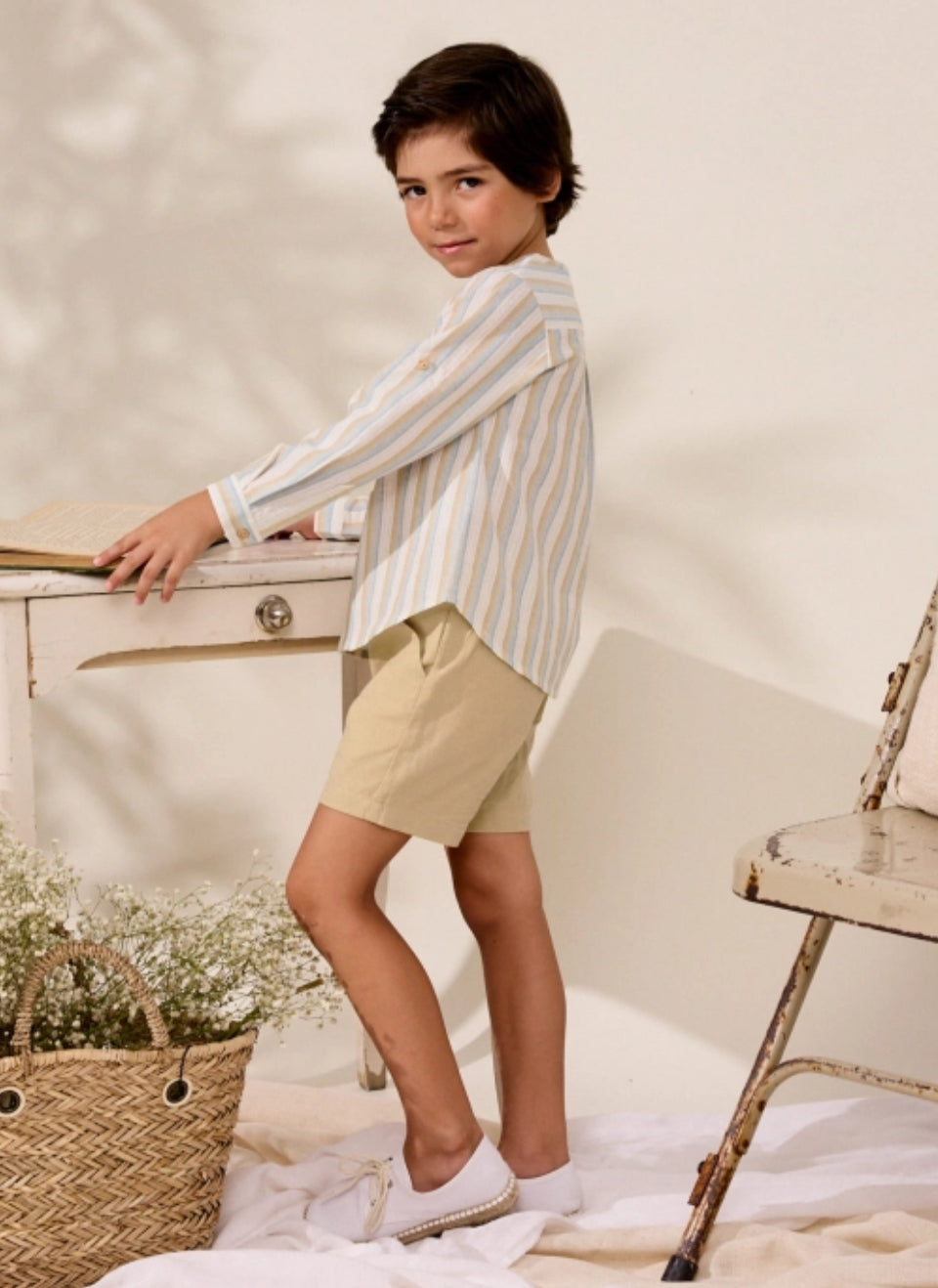 BERMUDA DE NIÑO BEIGE CON BOTÓN Y BOLSILLOS LATERALES