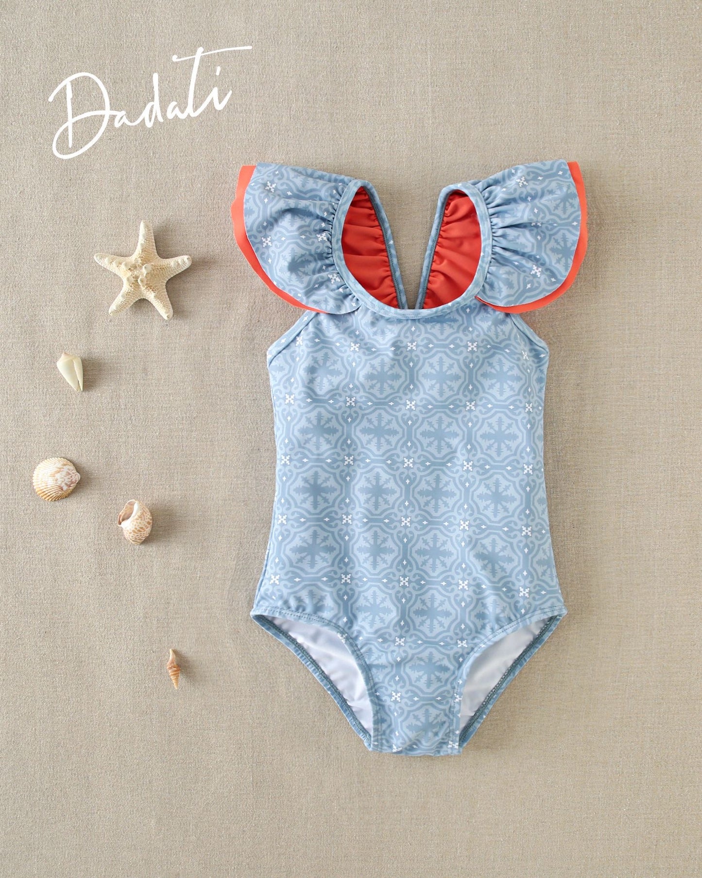 BAÑADOR DE NIÑA CON ESTAMPADO GEOMÉTRICO Y VOLANTES EN TIRANTES