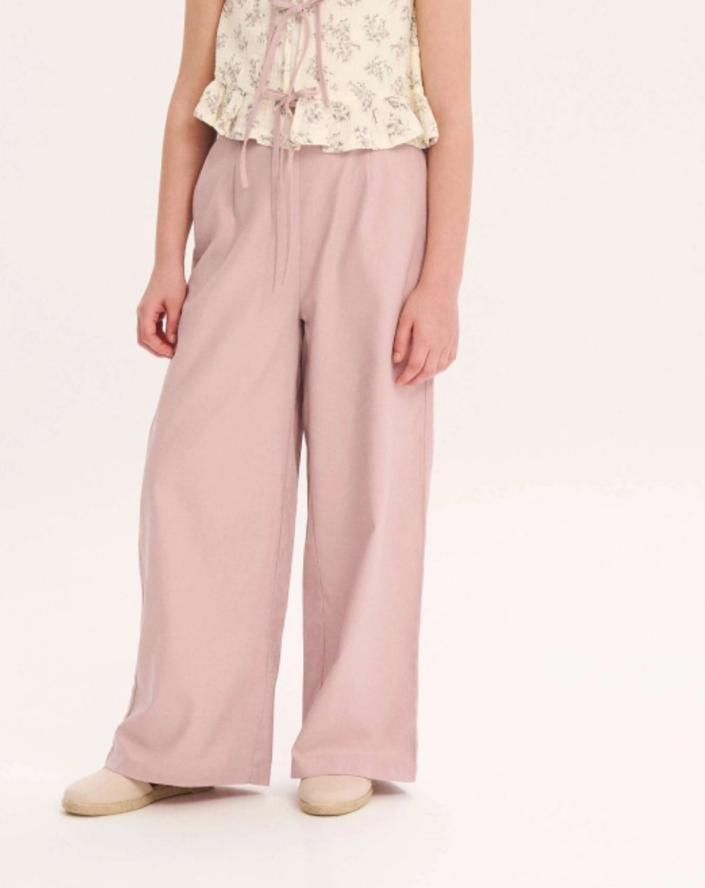 PANTALÓN DE NIÑA MALVA FLUIDO CON TEXTURA