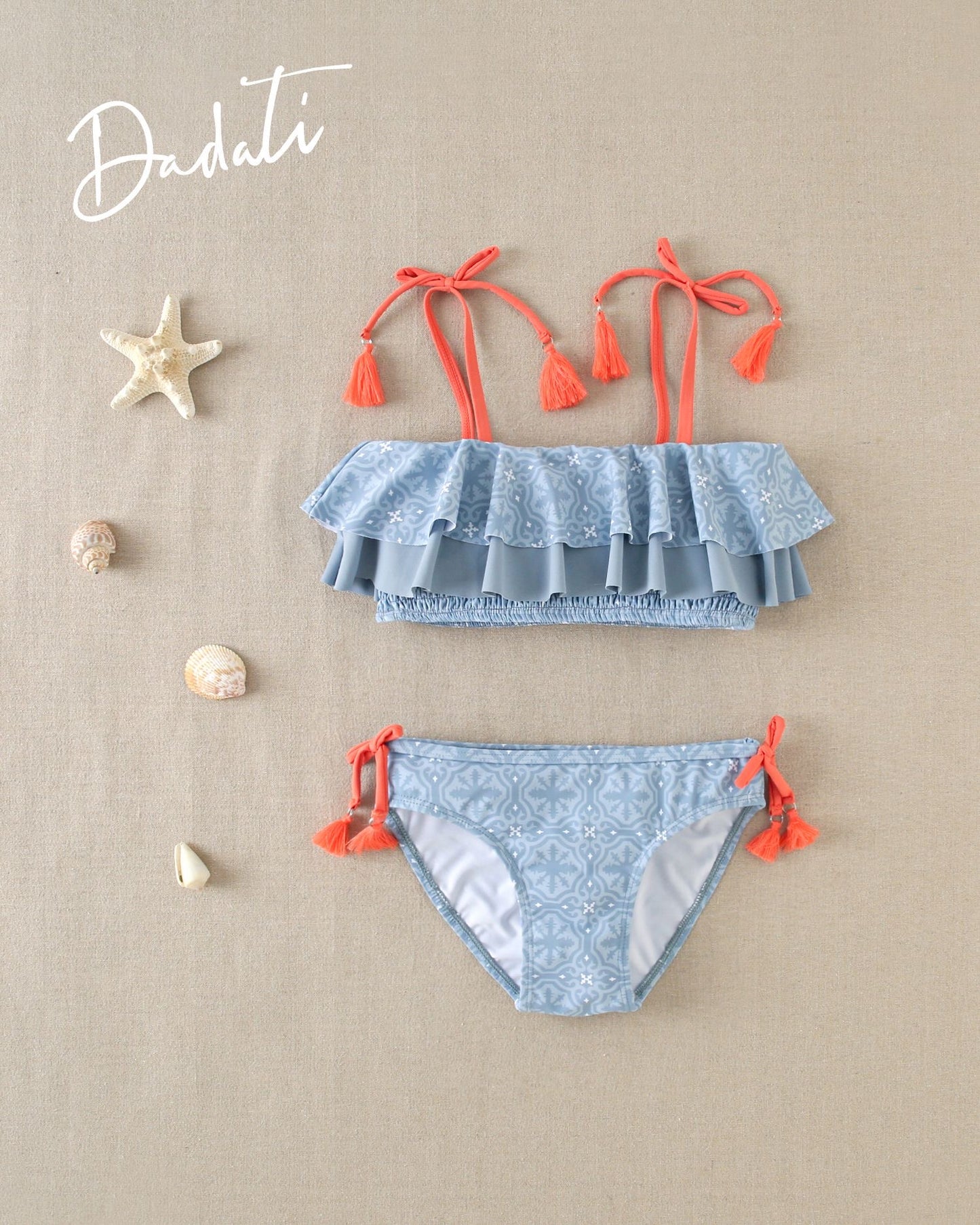 BIKINI DE NIÑA CON ESTAMPADO GEOMÉTRICO Y VOLANTES